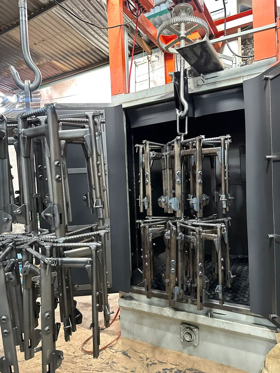 Các chi tiết kim loại treo trong thiết bị xử lý bề mặt