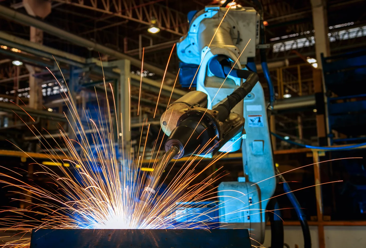 Robot đang hàn chi tiết kim loại