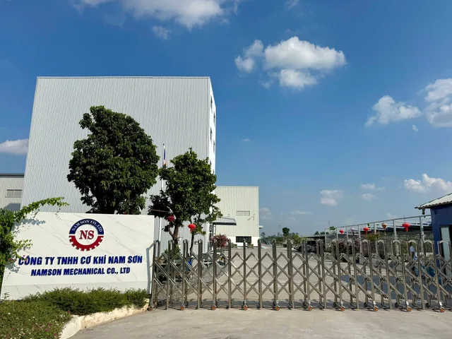 Cổng và biển hiệu nhà máy Nam Sơn